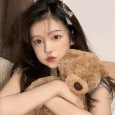 随盲柳入眠的女人